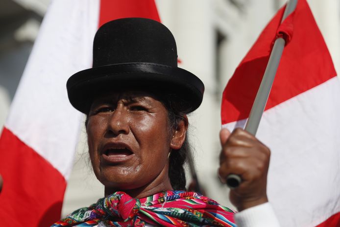 Duizenden mensen gaan al weken de straat op om te demonstreren tegen de regering in Peru. Tot nu toe kwamen daarbij 62 mensen om het leven.