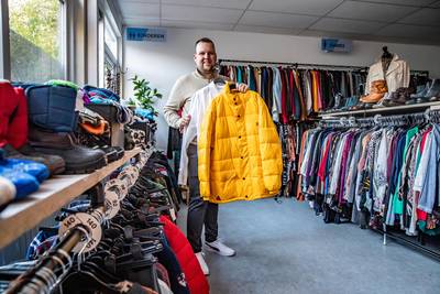 Bij deze kledingbank is het drukker dan ooit: ‘Mensen wachten al zes weken op winterjas’