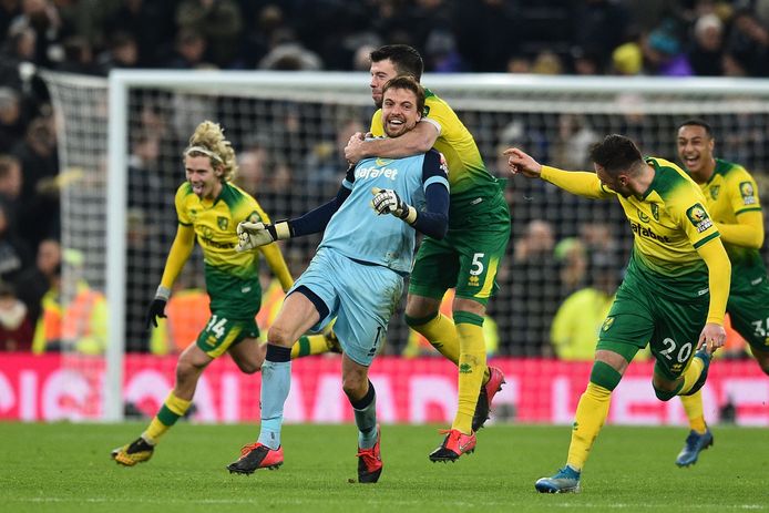 Tim Krul is met zijn pleggenoten door het dolle heen na de zege op Tottenham Hotspur in de FA Cup.