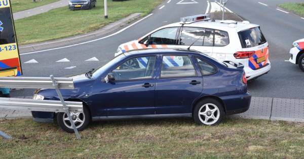Man raakt onwel en botst met auto op rotonde bij Zuilichem - BD.nl