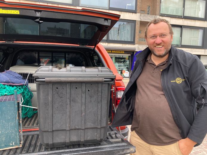 Zoölogisch directeur Tim Bouts in Zeebrugge, met de zwarte doos waarin de wasbeer zit opgeborgen.