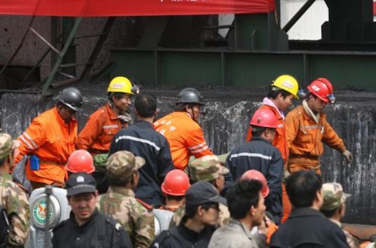 Reddingdwerkers voeren een gewonde mijnwerker af bij een gasexplosie in China. ANP Beeld 