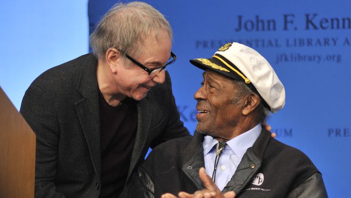 Paul Simon (l.) in een onderonsje met Chuck Berry.