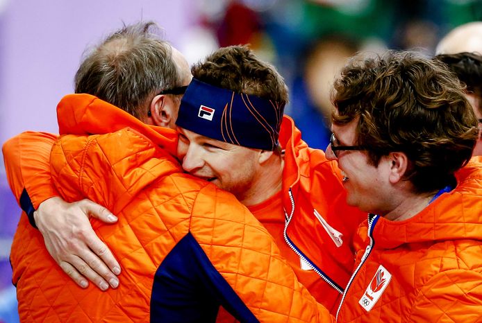 Jac Orie knuffelt Sven Kramer.