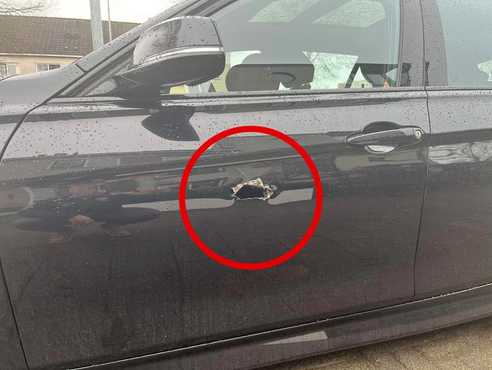 Gerard Nieuwstad vond in Barneveld zijn auto terug met een gat in de deur.