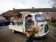 Dorien (21) liet haar VW-bus omtoveren tot rijdende bloemenwinkel: ‘Even kijken hoe het loopt!’