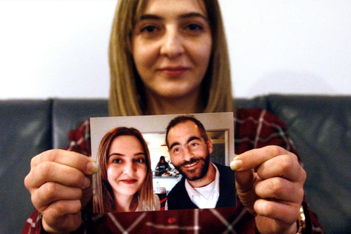 Aya Al-Umari met een foto van haar broer die de terroristische aanslag niet overleefde.