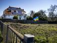 Eene Oekraïense vlag op het stuk grond aan de Molenkade, dat van de ex-schoonzoon van de Russische president Vladimir Poetin is. Op de grond is nu beslag gelegd.