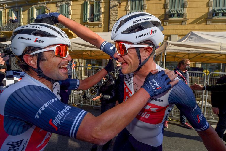 Jacopo Mosca (l.) feliciteert zijn kopman Jasper Stuyven op de Via Roma. Beeld Photo News