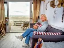Carla (57) woont de helft van het jaar in een strandhuisje: ‘Zon, zee, rust en ruimte, heerlijk!