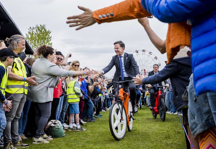 Premier Mark Rutte komt per fiets aan bij het Bevrijdingsfestival Overijssel om samen met Ambassadeur van de Vrijheid Froukje het bevrijdingsvuur te ontsteken.