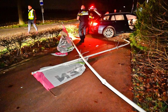 Een auto in Veldhoven schoot zondagavond uit de bocht en belandde na een botsing met een betonnen paal in de struiken.