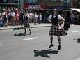 De 'Red Hackle Pipe Band' trok zondag de Dorpsdag op gang