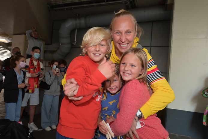 Ann Wauters wordt bij haar aankomst op Zaventem afgelopen zaterdagmiddag warm verwelkomd door haar kinderen Lou (10), Vince (10) en Dree (7). Toen was er nog geen vuiltje aan de lucht.