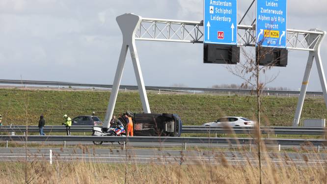 Auto slaat over de kop op A4: meer dan één uur vertraging richting Den Haag