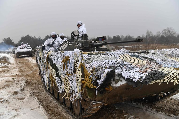 Oekraïense soldaten oefenen aan de Russische grens. Beeld AFP