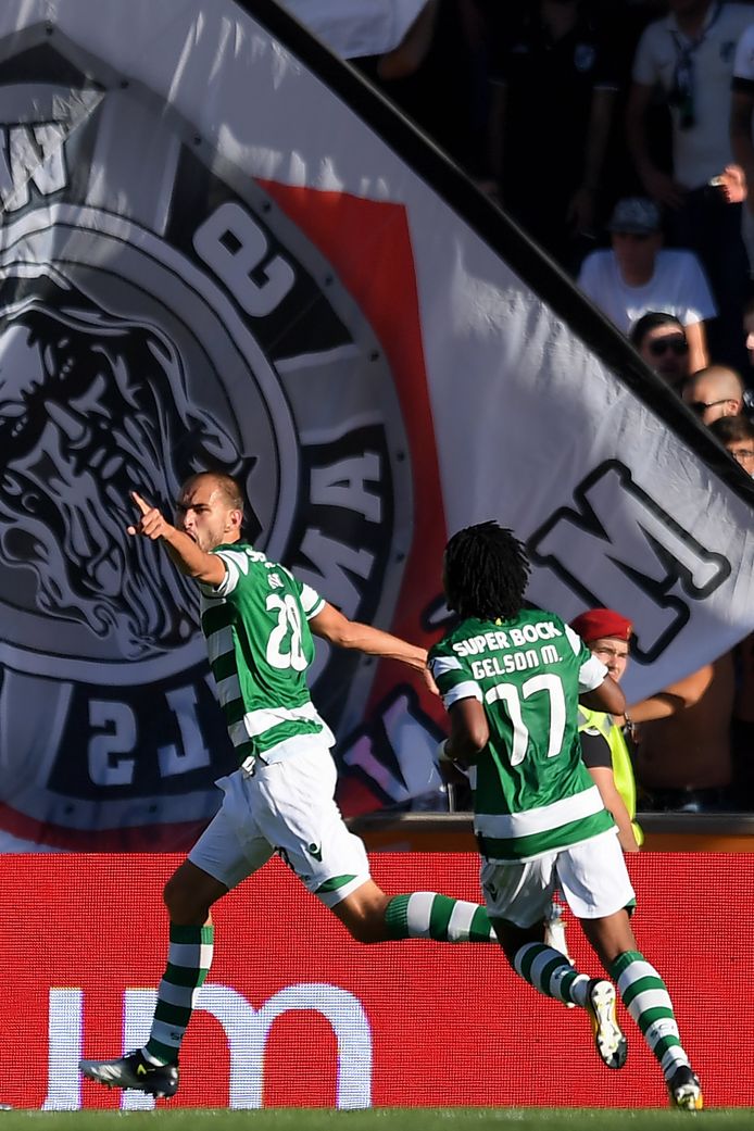 Bas Dost viert een van zijn goals tegen Vitoria Guimaraes.