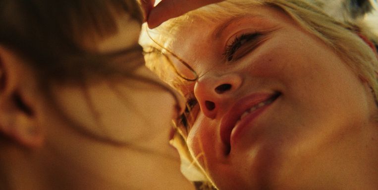 Nora (Lena Urzendowsky) en Romy (Jella Haase) .


 Beeld 
