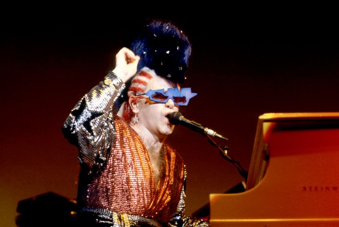 Elton John tijdens een optreden in 1986.