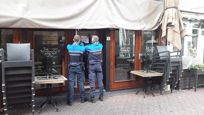 Handhavers sluiten vier kroegen aan de Korenmarkt op last van de burgemeester.