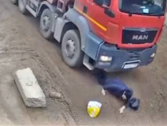 Deze vrouw heeft goede engelbewaarder wanneer vuilniswagen haar aanrijdt