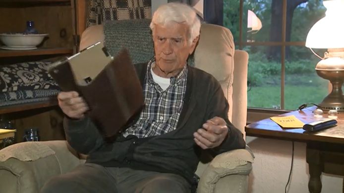 De 86-jarige Roy Syvertson werd in zijn vinger gebeten door een vleermuis.