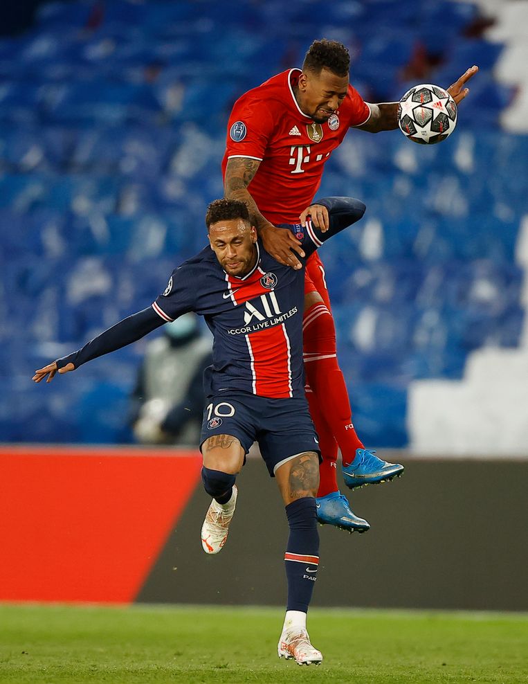 Boateng in duel met Neymar, uitblinker van de thuisploeg. Beeld EPA