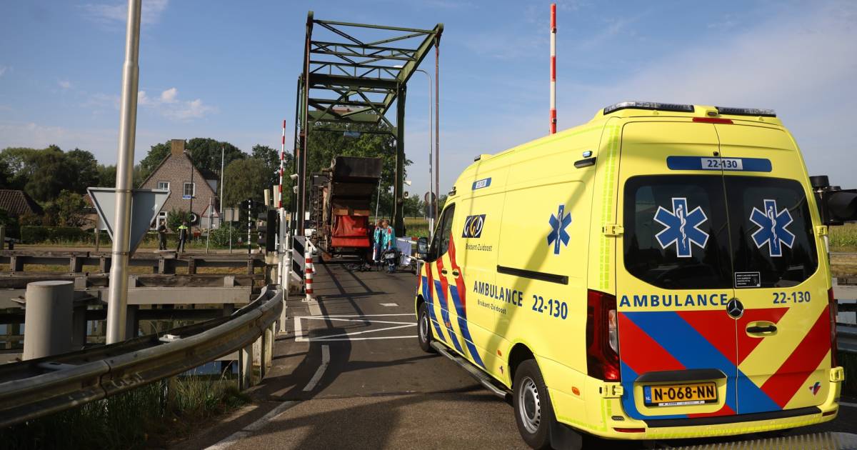 Fietser om het leven gekomen bij aanrijding met vrachtwagen op brug [+foto].