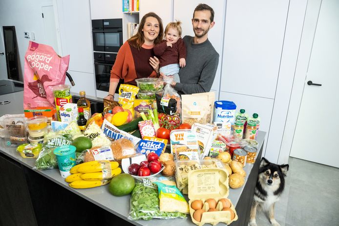 Het eetbudget van Evelien (33) en Pieter-Jan (33) is zo'n 178 euro per week: "Alleen onze hond eet vlees, al zijn we minder strikt met onze dochter daarin dan met onszelf."