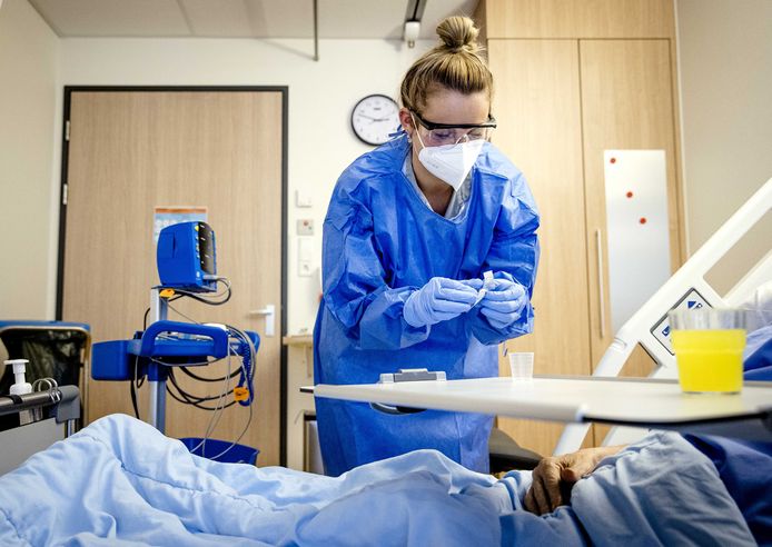 Verplegend personeel bij een coronapatiënt op de cohortafdeling van het Catharina Ziekenhuis in Eindhoven.