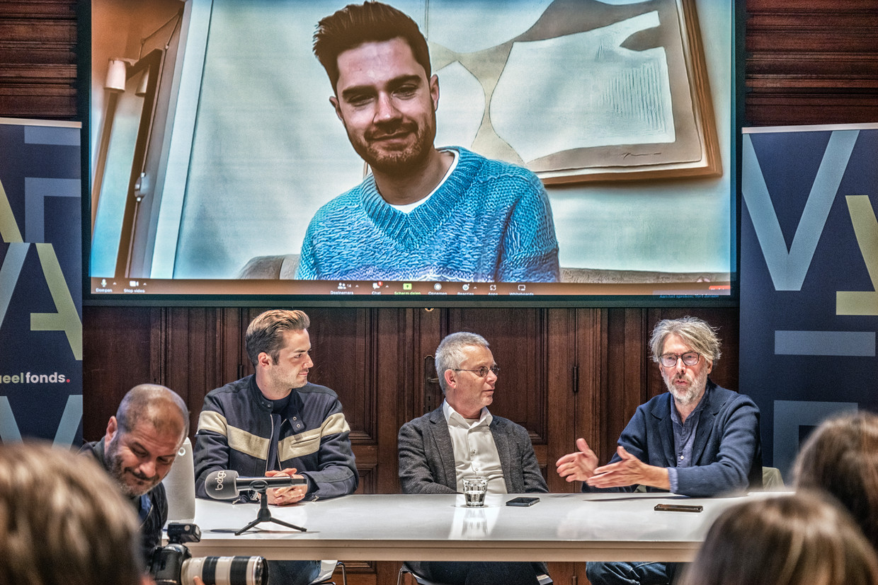 De persconferentie voor de Oscar-nominatie van 'Close'. Rechts aan tafel producent Dirk Impens, op het scherm regisseur Lukas Dhont. Impens: 'Het is missiewerk: overal je smoel laten zien, handjes schudden, Q&A’s doen en je film tonen, tonen, tonen.' Beeld Tim Dirven