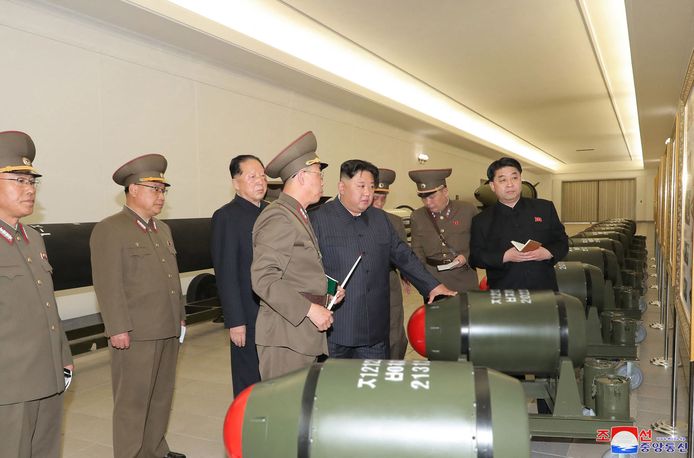 De Noord-Koreaanse leider Kim Jong-un bezoekt een kernwapenprogramma.