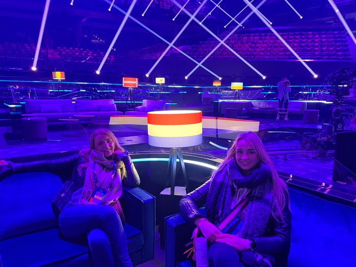 Demi Schipper (l) en Vera Spit in de zogenaamde green room; de ruimte waar de deelnemende artiesten aan het Eurovision Songfestival de uitslag afwachten.