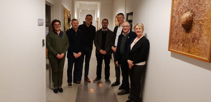 Het voltallig schepencollege van Zonnebeke, met derde van rechts algemeen directeur Sigurd Verstraete.