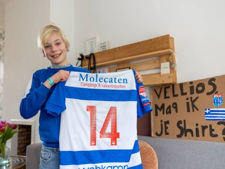 Boet (10) uit Zwolle bemachtigt shirt PEC-spits Vellios na legendarische 13-0: ‘Hij heeft het echt gedragen, dat kun je ruiken’