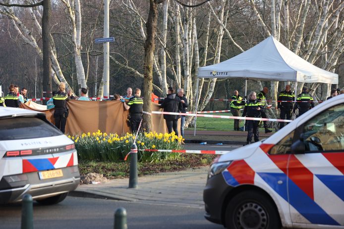 De politie heeft langs de weg een witte tent opgezet.