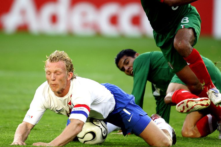 In aanloop naar het WK 2006 draagt Kuyt voor het eerst de aanvoerdersband. In totaal zal hij in vier (delen van) wedstrijden de captain van Oranje zijn. Beeld pro shots