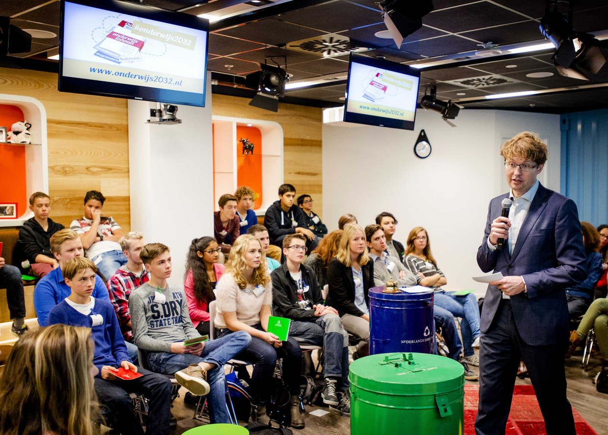 Staatssecretaris van Onderwijs Sander Dekker in gesprek met scholieren in het kantoor van Google over de toekomst van het onderwijs. Beeld anp