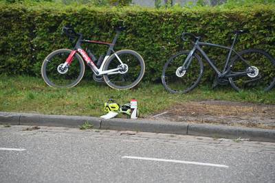 Wielrenner vliegt uit de bocht en valt tegen vrachtwagen aan in Waspik