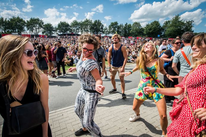 Festivalgangers op het festivalterrein van Lowlands