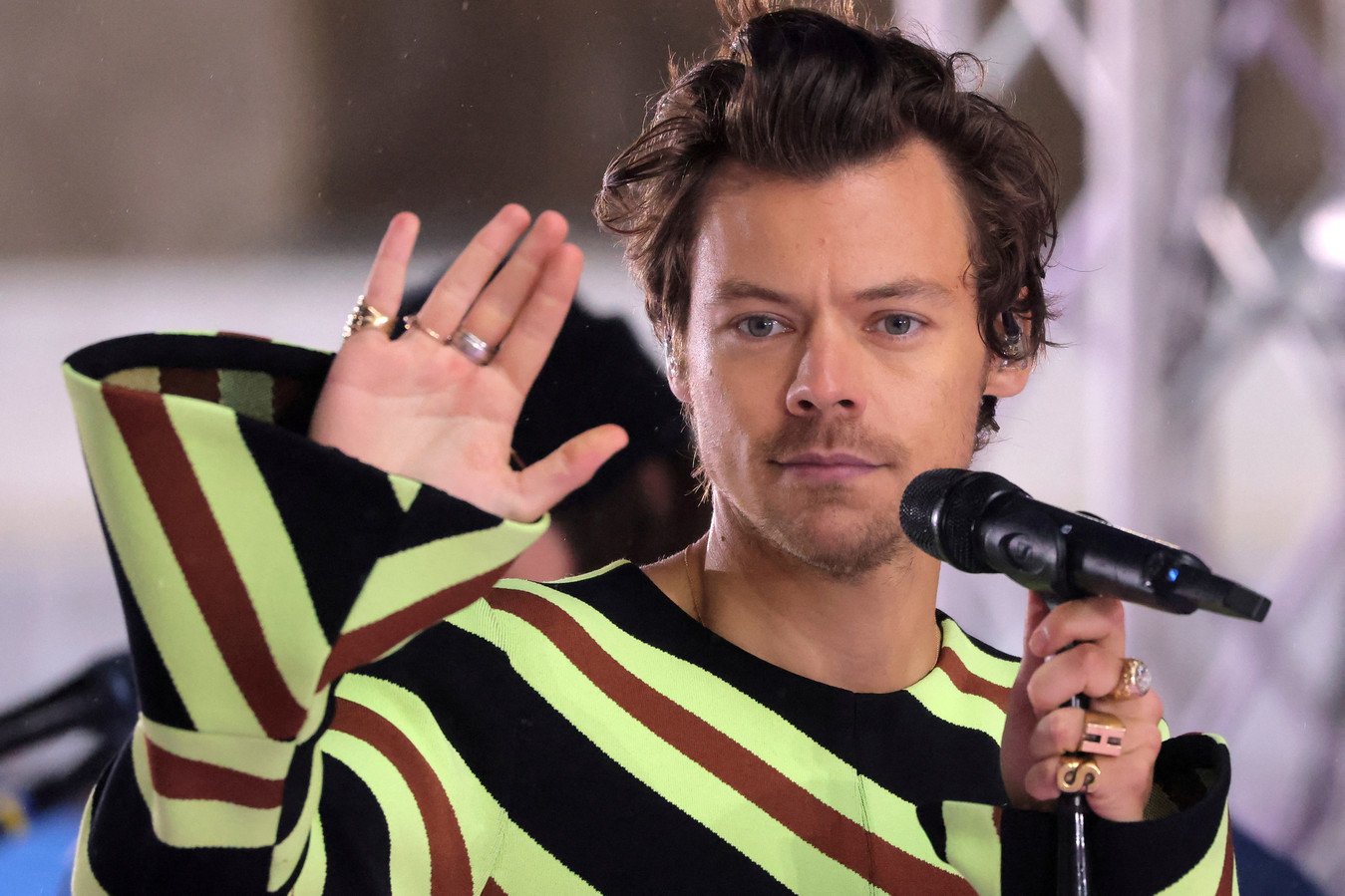 Harry Styles Helpt Fan Uit De Kast Komen Tijdens Optreden In Ziggo Dome Foto Destentornl