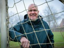 Van Roosmalen stopt na 25 jaar als hoofdcoach, maar wil geen afscheid met degradatie: ‘Ik ben ervan overtuigd dat we het redden’  