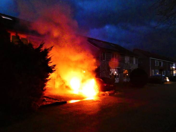 Auto vliegt in brand na openen motorkap bij woning in Oss