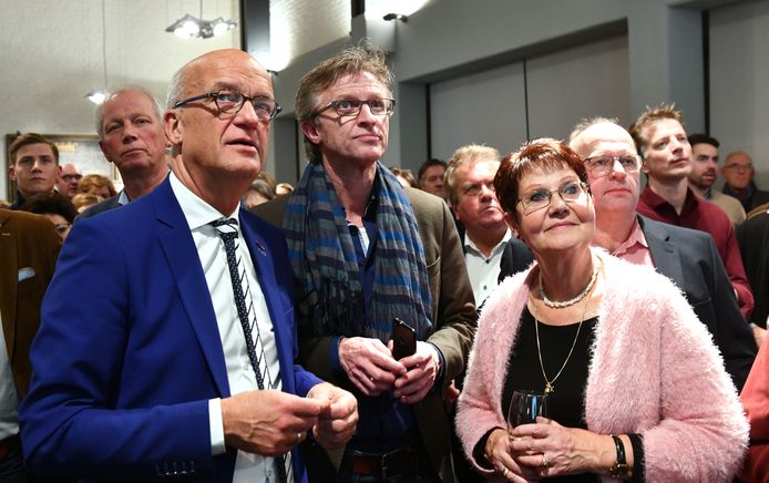 Ed Goossens (midden) tijdens de verkiezingsavond met naast hem de scheidend burgemeester van Neerijnen, Harry de Vries en partijgenoot Klaartje de Heus.