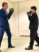 Tai Tekada geeft burgemeester Dijsselbloem een bokslesje.