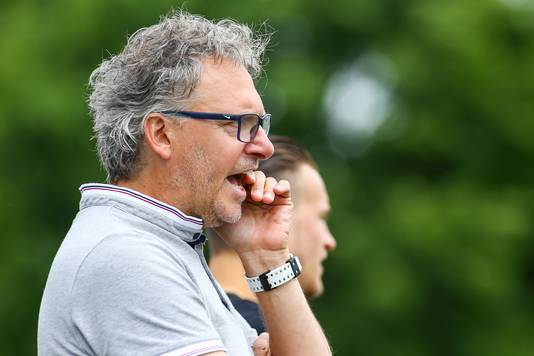 Mooie dag voor trainer Ronald Grotenbreg van GVA, volgend seizoen SC Bemmel. Zijn nieuwe ploeg blijft eersteklasser en met zijn huidige ploeg speelt hij donderdag de finale om promotie.