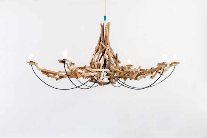 'Chaos chandelier', een kroonluchter gemaakt van resthout.