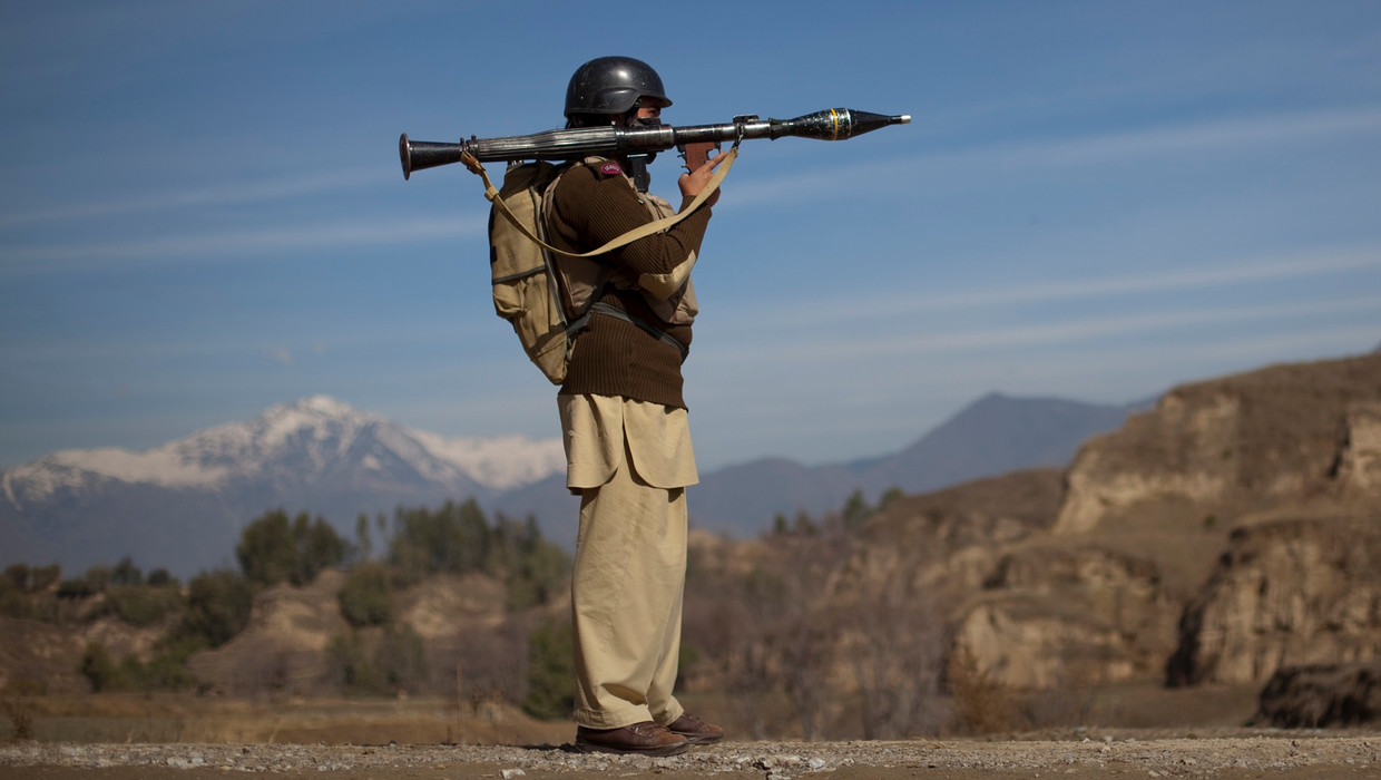 Een Pakistaanse militair met ene raketwerper Beeld reuters