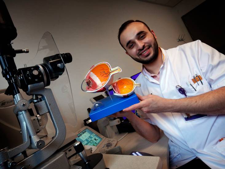 Husein (27) vluchtte voor de oorlog in Syrië en werkt nu als arts in Dordrecht: ‘Ik wil iets terugdoen’