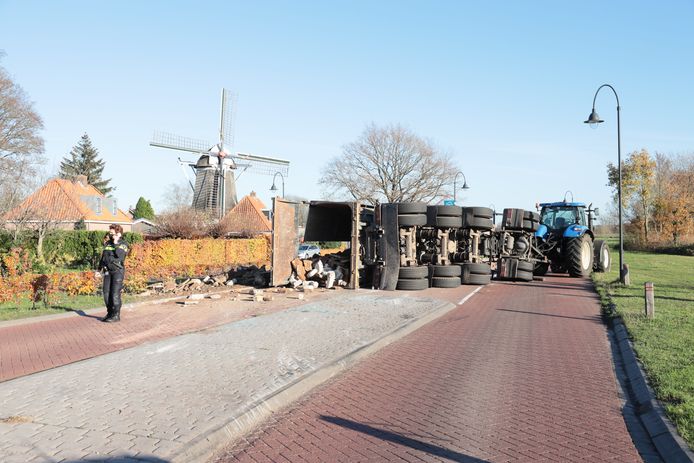 De aanhanger en lading versperren de weg in Ommen.